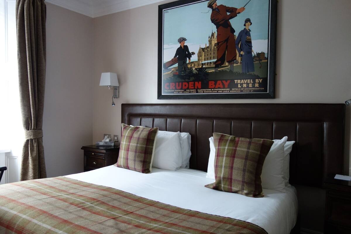 Premium bedding, desk, iron/ironing board, free WiFi