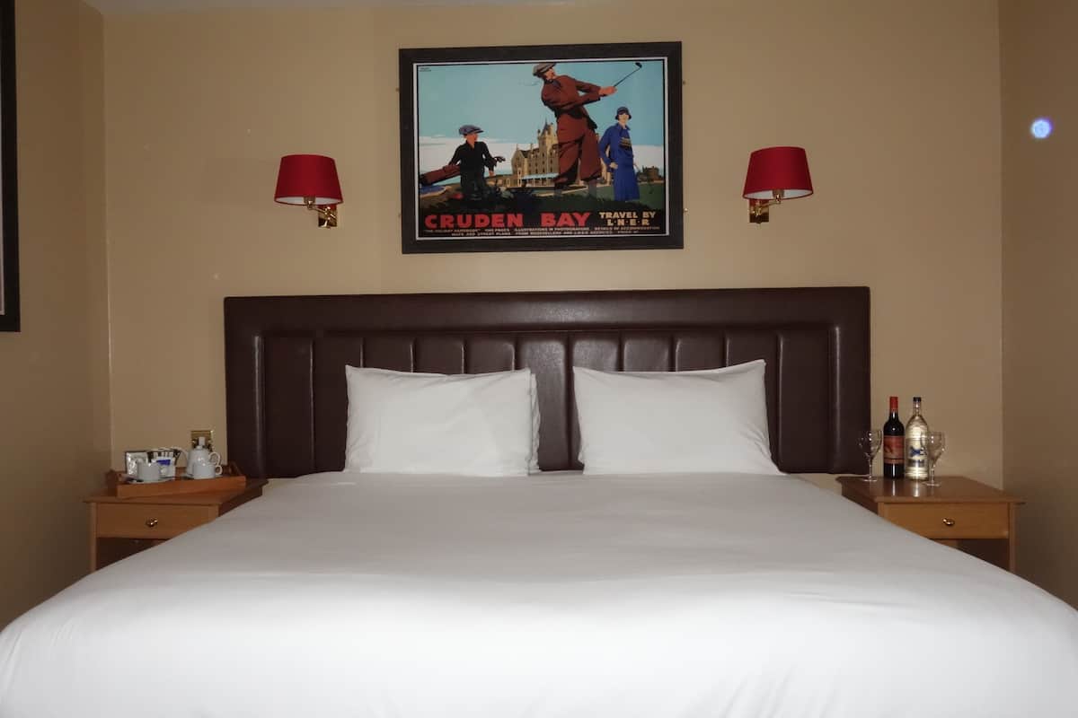 Premium bedding, desk, iron/ironing board, free WiFi