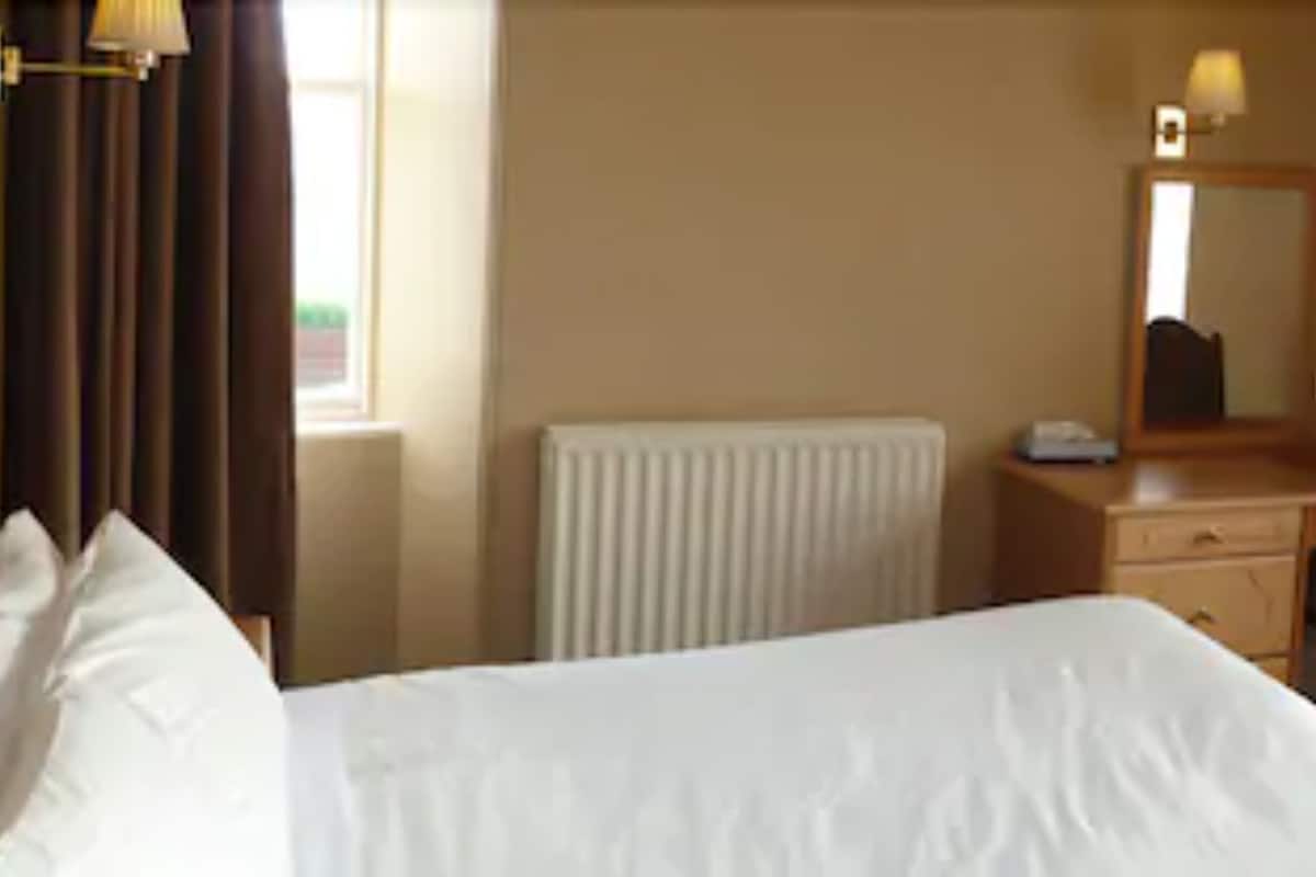 Premium bedding, desk, iron/ironing board, free WiFi