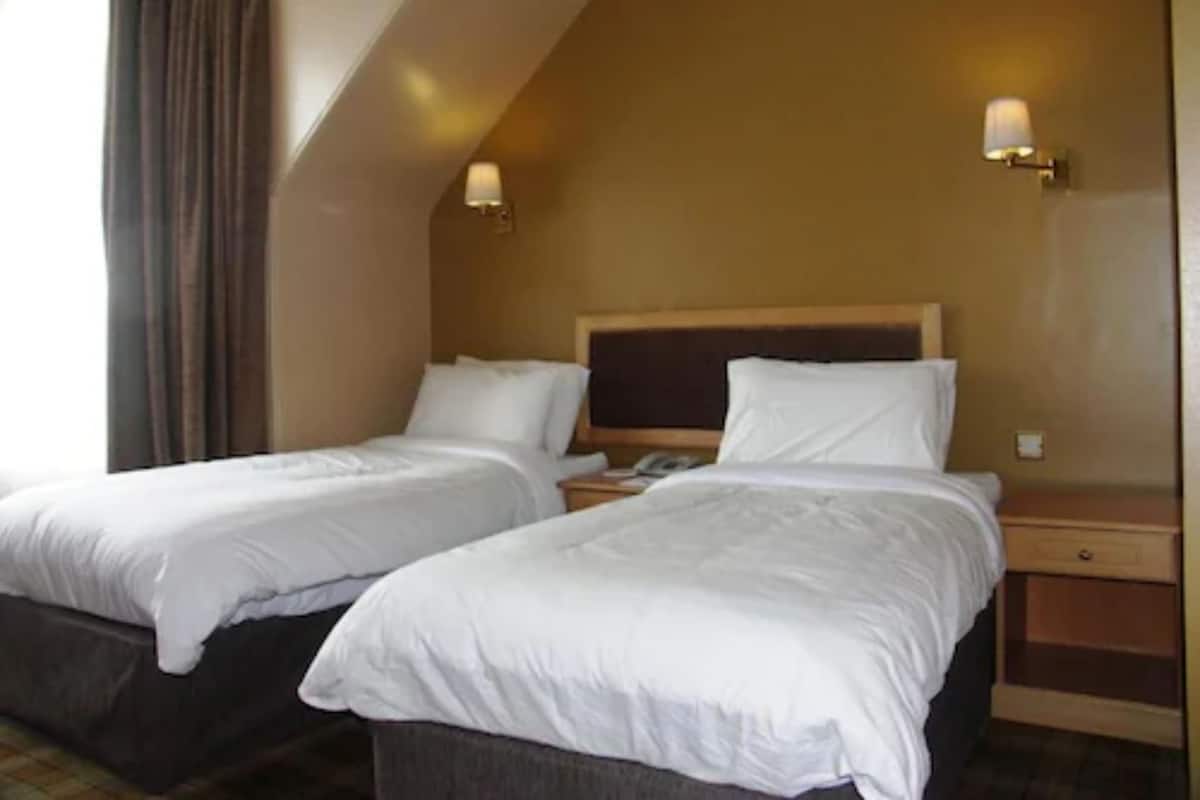 Premium bedding, desk, iron/ironing board, free WiFi