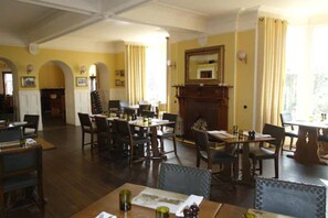2 restaurants, breakfast served - Kilmarnock Arms Hotel (Peterhead)