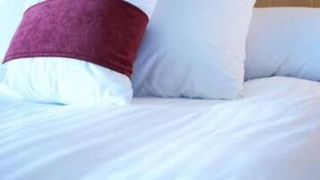 Roba de llit d'alta qualitat, escriptori i planxa i posts de planxar