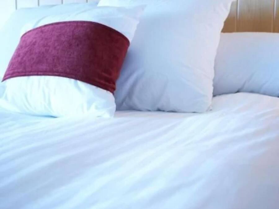 Hochwertige Bettwaren, Schreibtisch, Bügeleisen/Bügelbrett