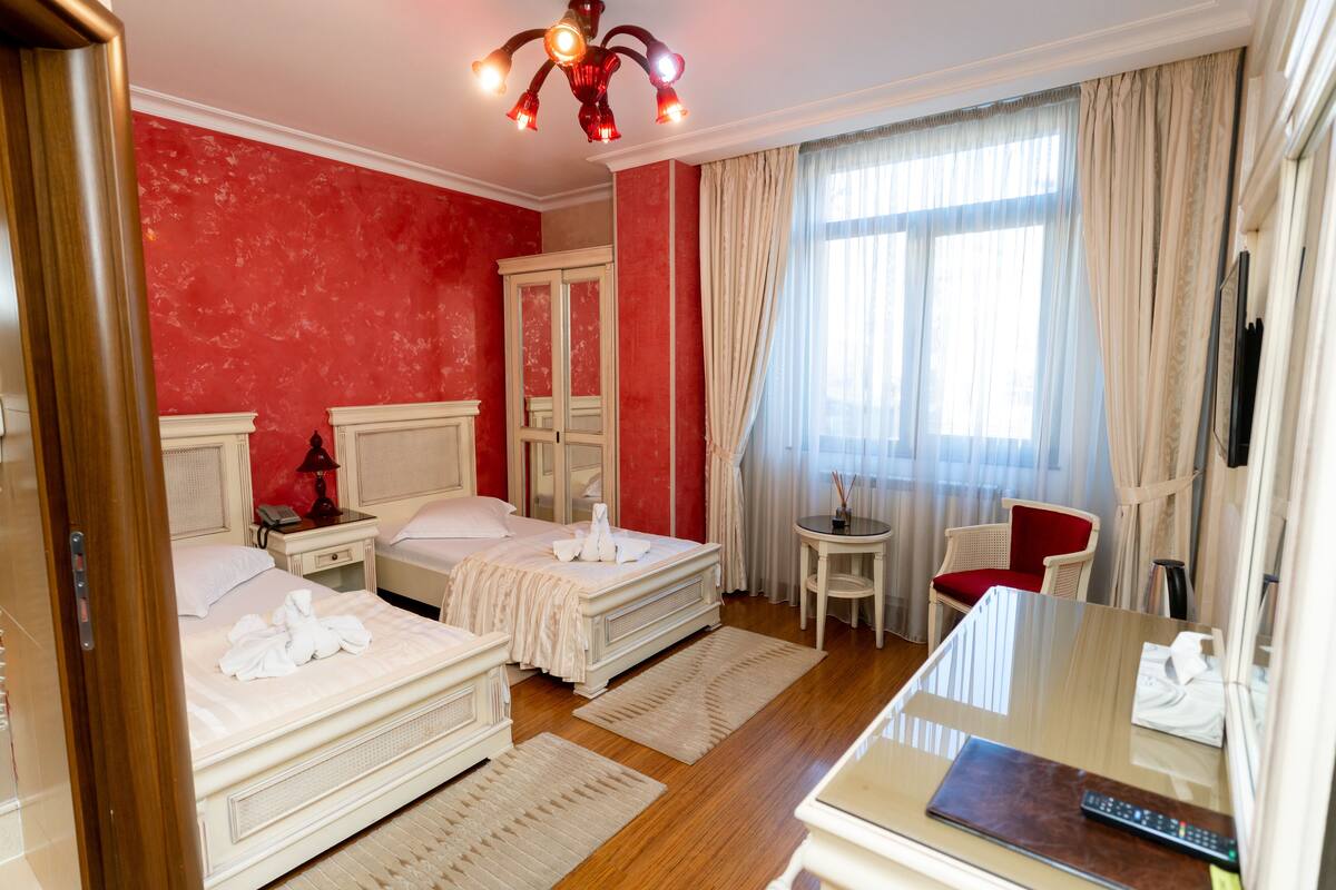 Colchones Select Comfort, minibar y caja de seguridad en la habitación