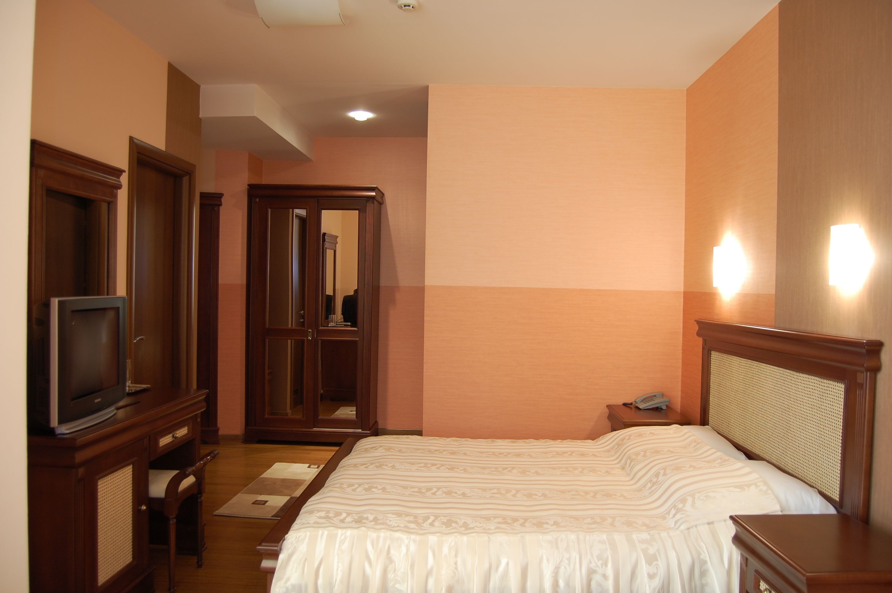 basic double room, 1 bedroom | 1 bedroom, select comfort beds, minibar, in-room safe