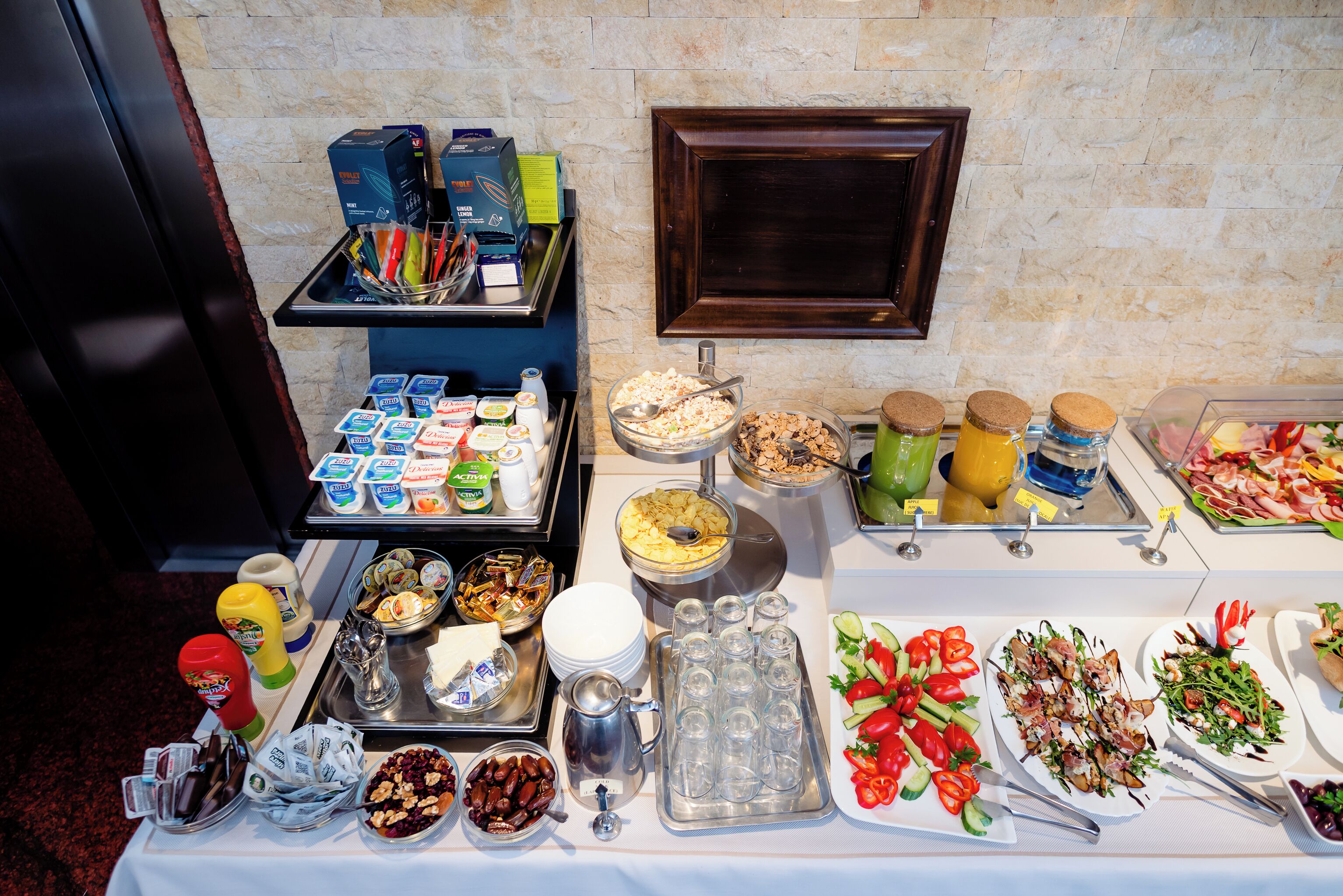 Una mesa de buffet con diversos alimentos y salsas.