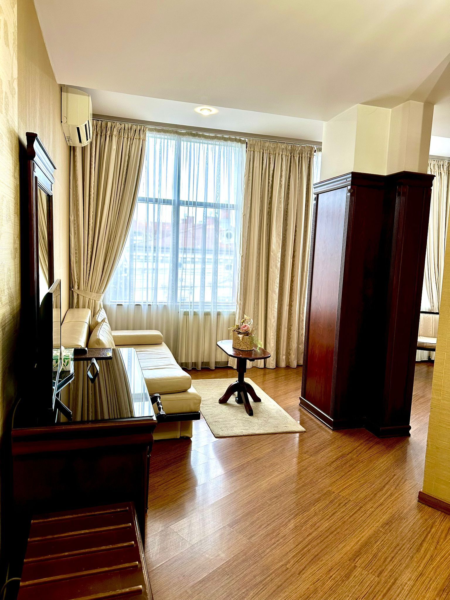 Departamento clásico | Camas Select Comfort, minibar y caja de seguridad en la habitación 