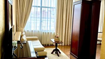 Departamento clásico | Camas Select Comfort, minibar y caja de seguridad en la habitación