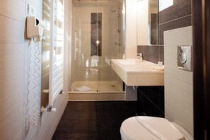 Habitación básica doble, 1 habitación | Baño | Regadera, secadora de cabello, batas, pantuflas