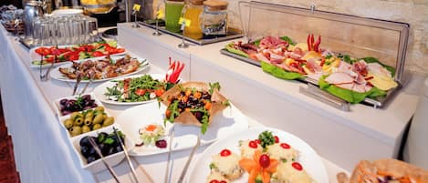 Free daily buffet breakfast