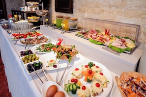 Free daily buffet breakfast  - Hotel Acapulco (Ploiesti)
