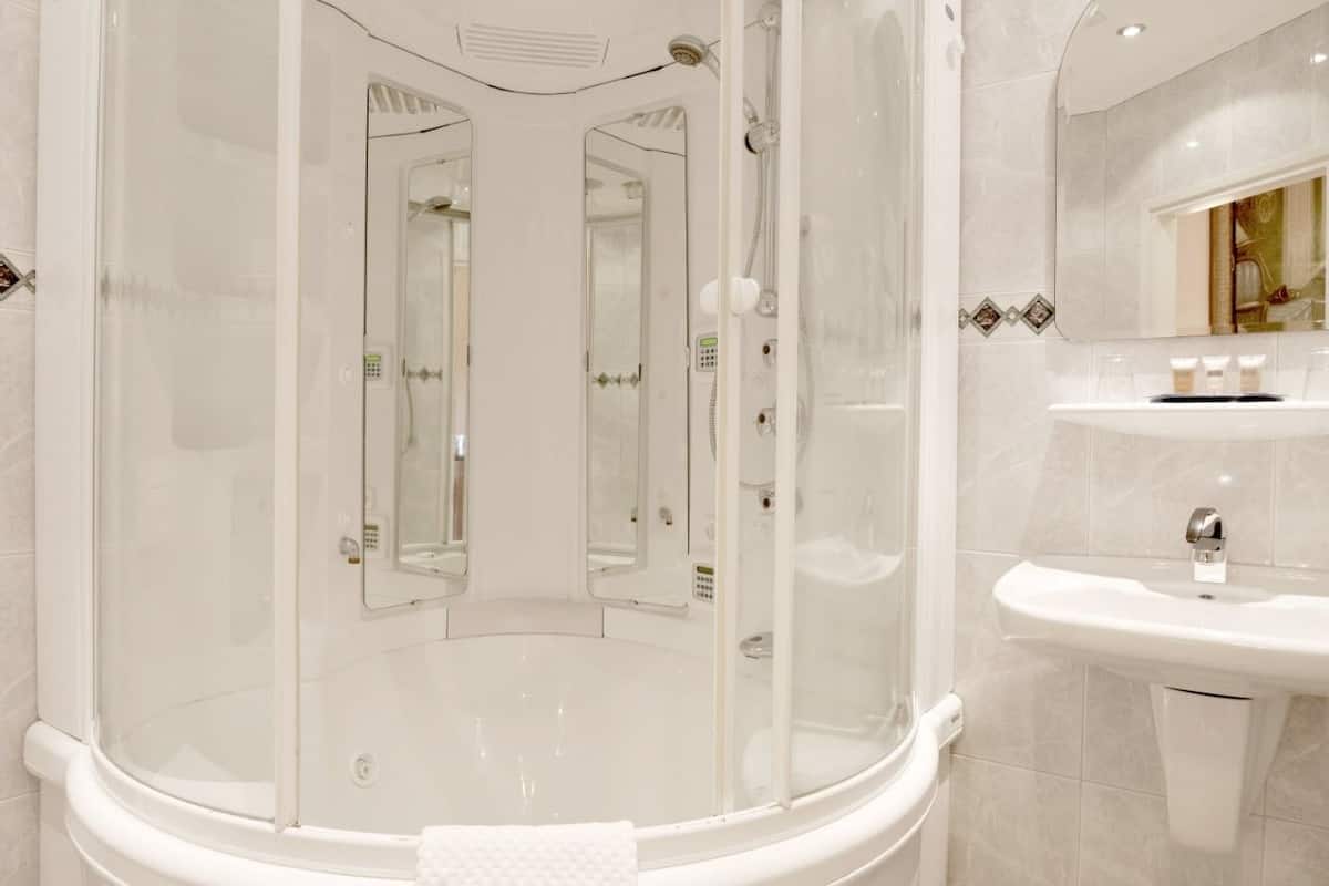 twin room, hot tub, mountain view | bathroom shower