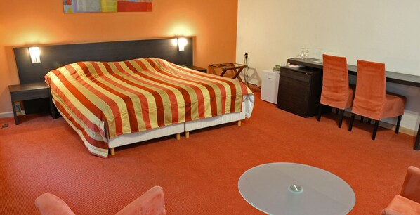 Comfort-værelse med 2 enkeltsenge - i anneksbygning | Minibar, pengeskab på værelset, skrivebord, strygejern/strygebræt