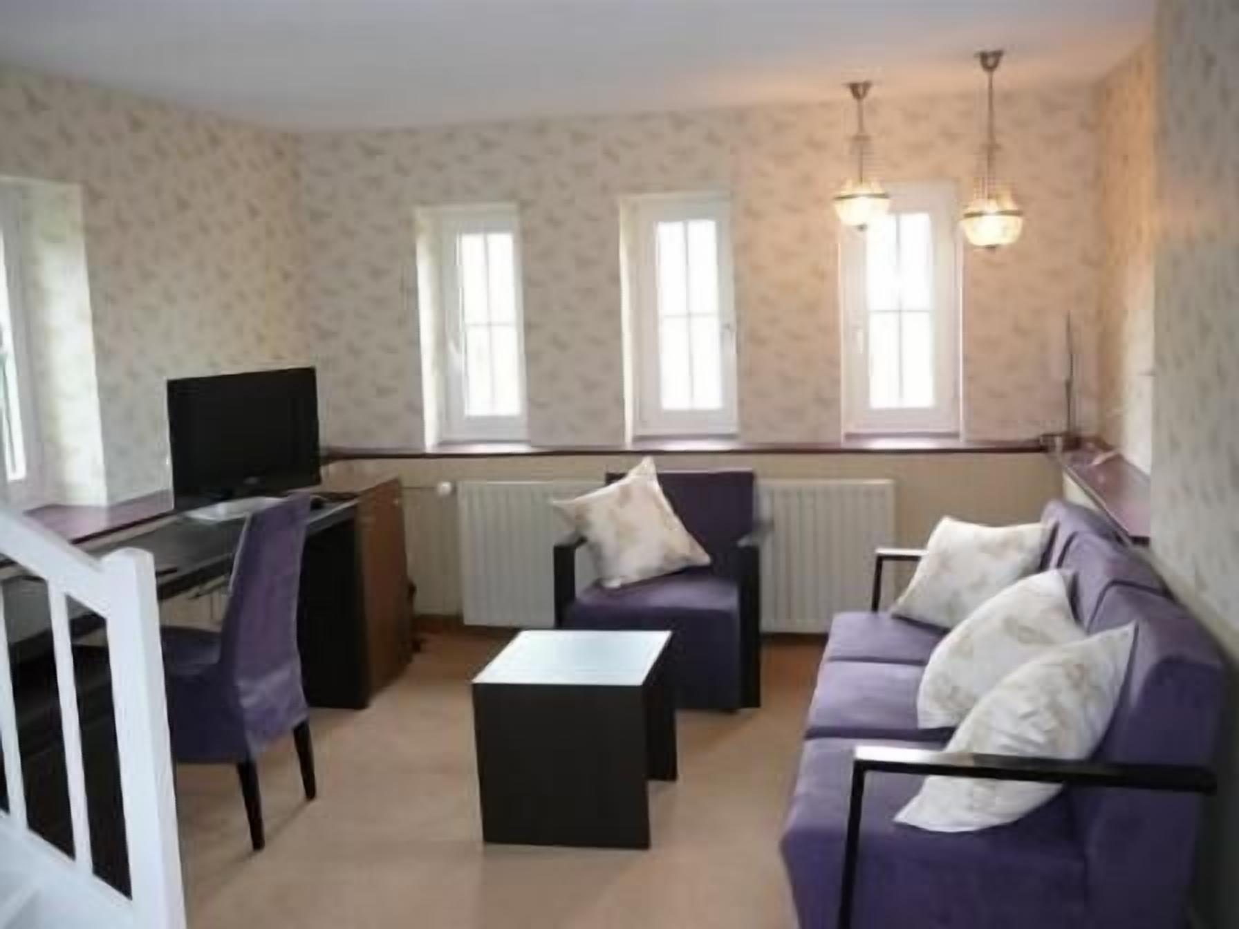 suite, tower | living area | flat-screen tv