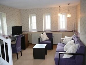 Suite, Tower | Living area | Flat-screen TV - Hotel Kasteel Geulzicht (Berg en Terblijt)