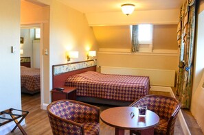 Familieværelse | Minibar, pengeskab på værelset, skrivebord, strygejern/strygebræt