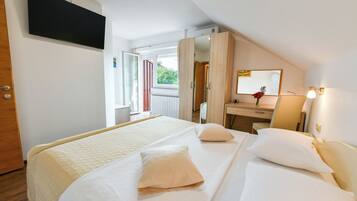 Apartment with kitchen and balcony | 1 bedroom, down comforters, memory foam beds, minibar