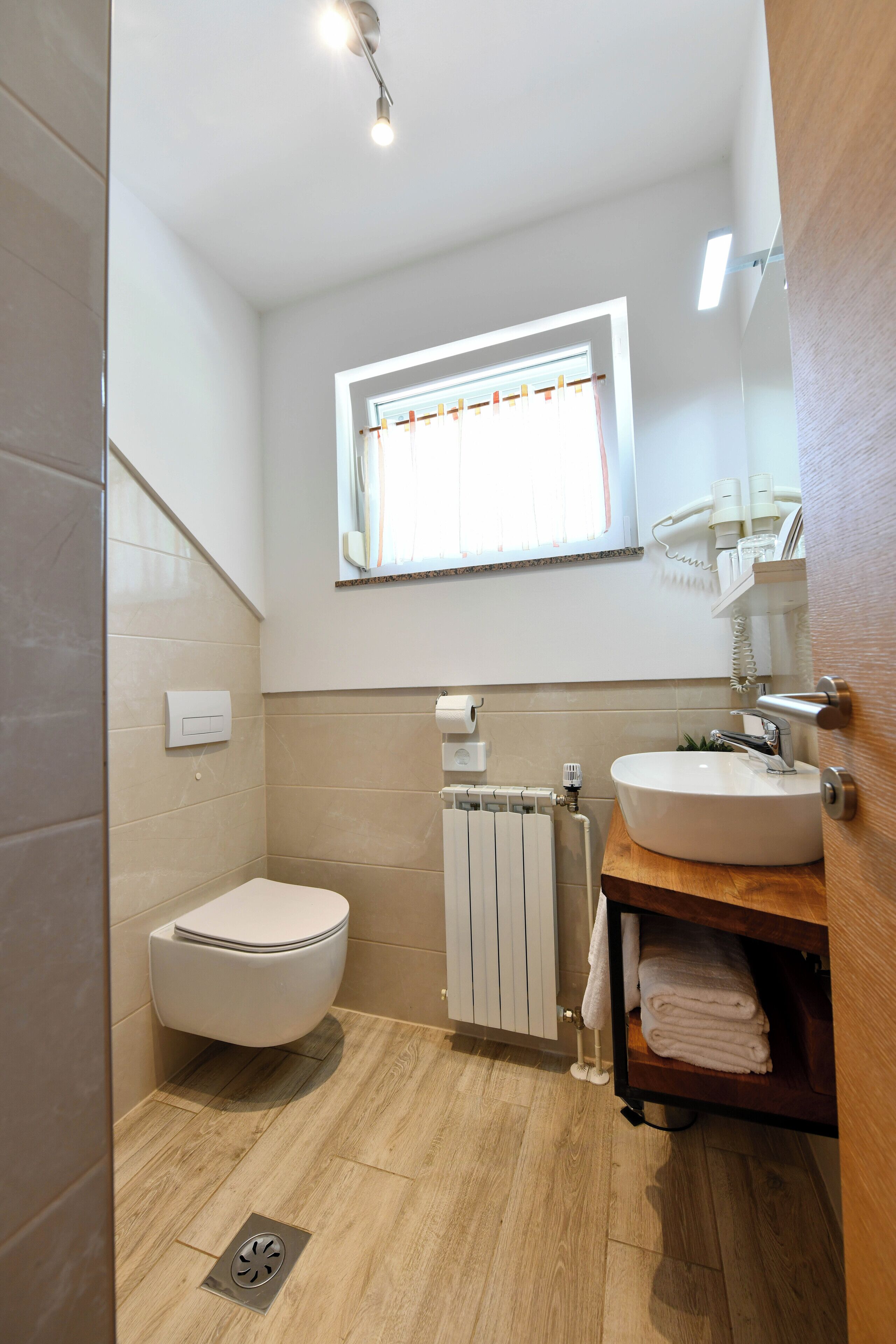 Un baño moderno con inodoro, lavabo y ducha.