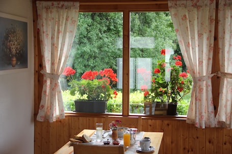 Petit déjeuner préparé sur commande servi tous les jours en supplément. House Marija B&B