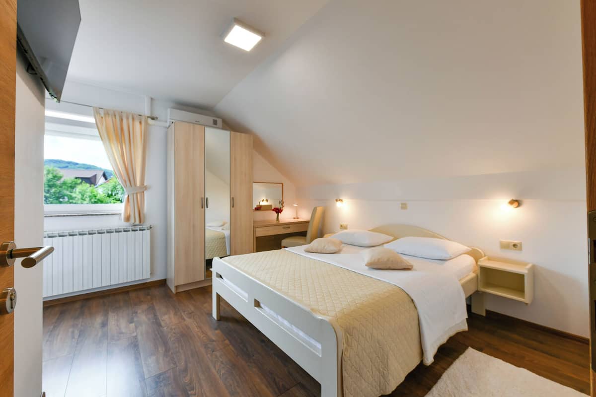 Apartment with kitchen and balcony | 1 bedroom, down comforters, memory foam beds, minibar