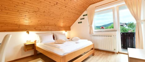 Comfort-Doppelzimmer, Balkon | 1 Schlafzimmer, Daunenbettdecken, Betten mit Memory-Foam-Matratzen