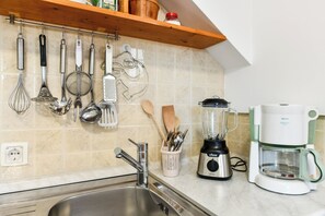 Apartment with kitchen and balcony | 私人厨房 | 冰箱、茶具/咖啡用具、电热水壶