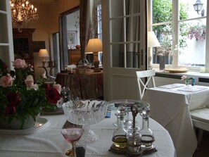 Breakfast, lunch, dinner served; garden views 