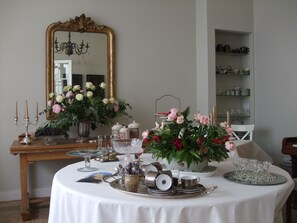 Petit déjeuner, déjeuner et dîner servis sur place, vue sur le jardin
