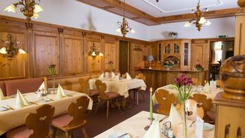 بوفيه فطور يوميًا بتكلفة قدرها (11 EUR للشخص)