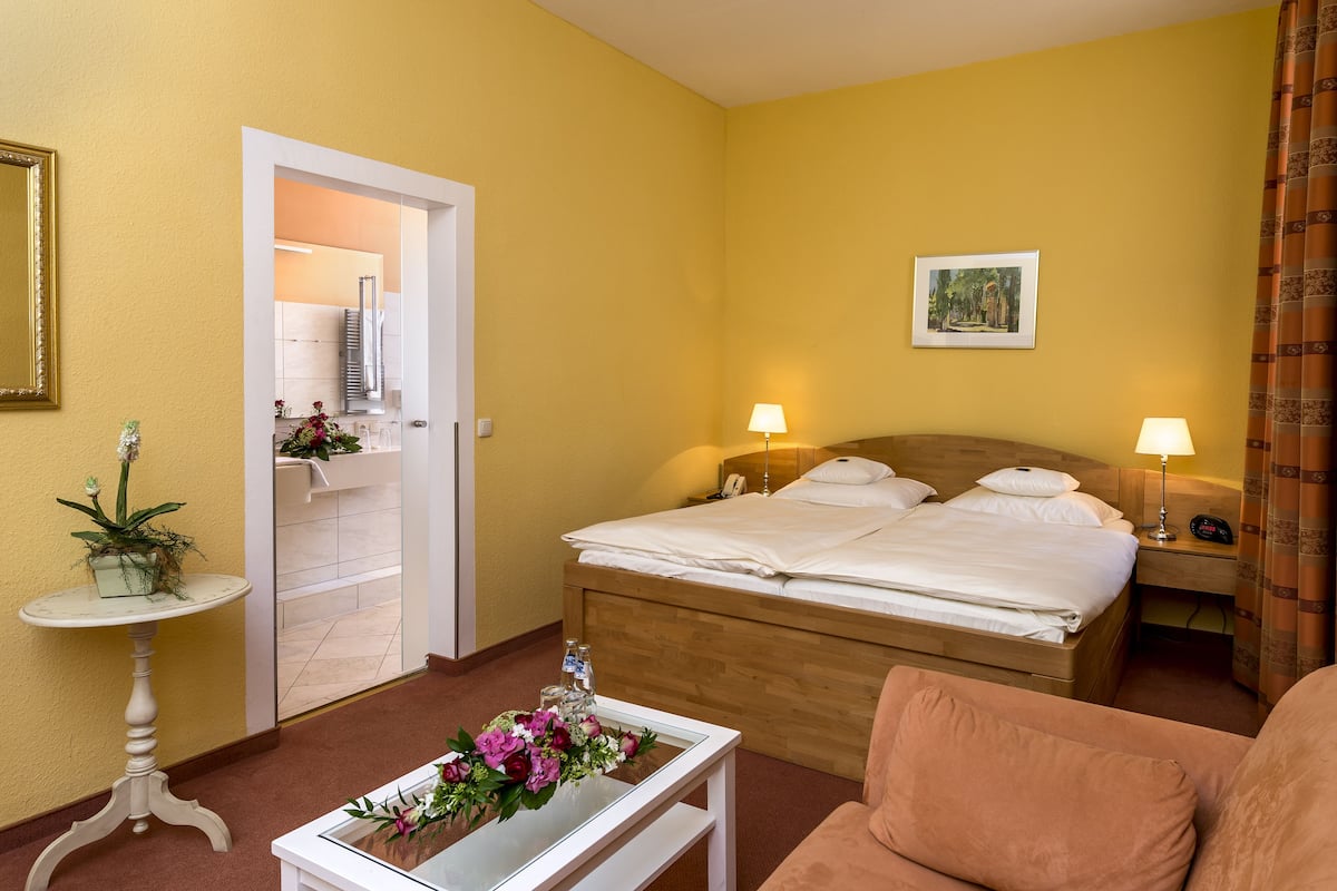 Premium bedding, in-room safe, individually decorated