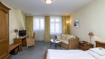 أغطية فراش متميزة وخزنة داخل الغرفة وبديكورات فريدة لكل غرفة