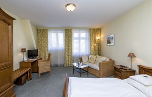 Hochwertige Bettwaren, Zimmersafe, individuell dekoriert