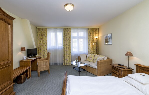 Premium bedding, in-room safe, individually decorated