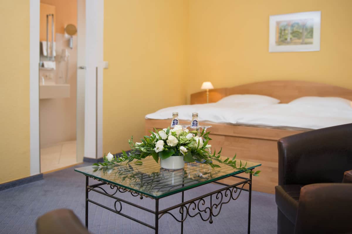 Premium bedding, in-room safe, individually decorated