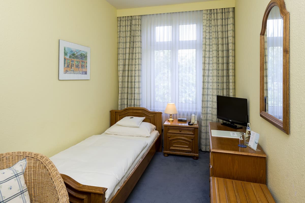 Habitación individual | Ropa de cama de alta calidad, caja fuerte, escritorio