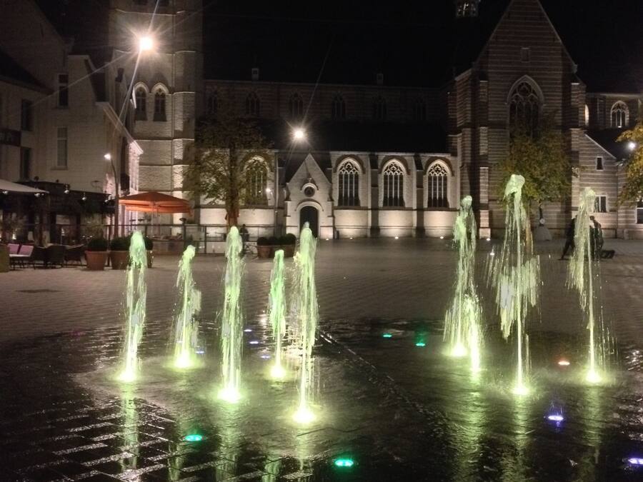 Fachada de la propiedad por la tarde o noche
