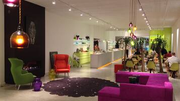 Un intérieur moderne comprenant un espace salon central, une cuisine et un coin repas.