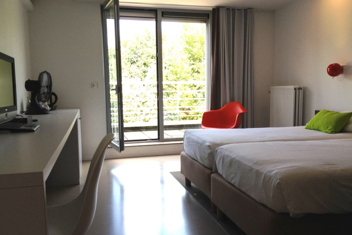 minibar, desk, iron/ironing board, free wifi