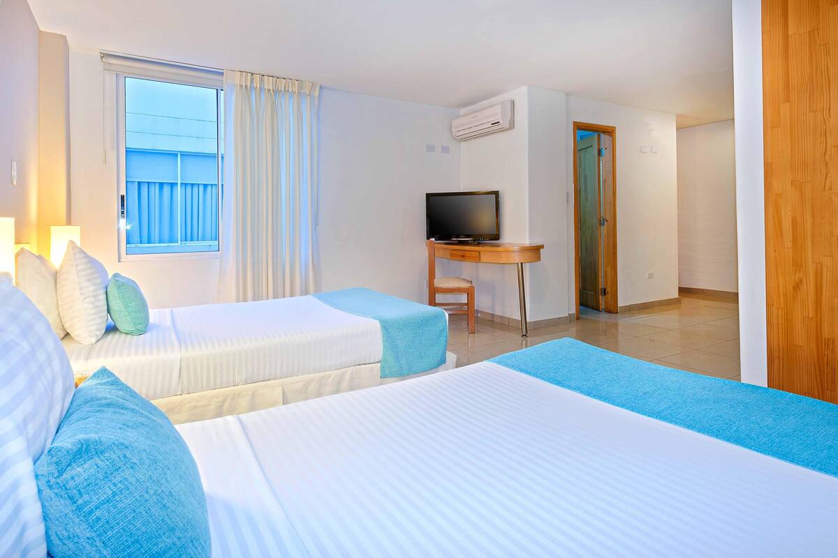 Minibar, in-room safe, desk, WiFi (free)