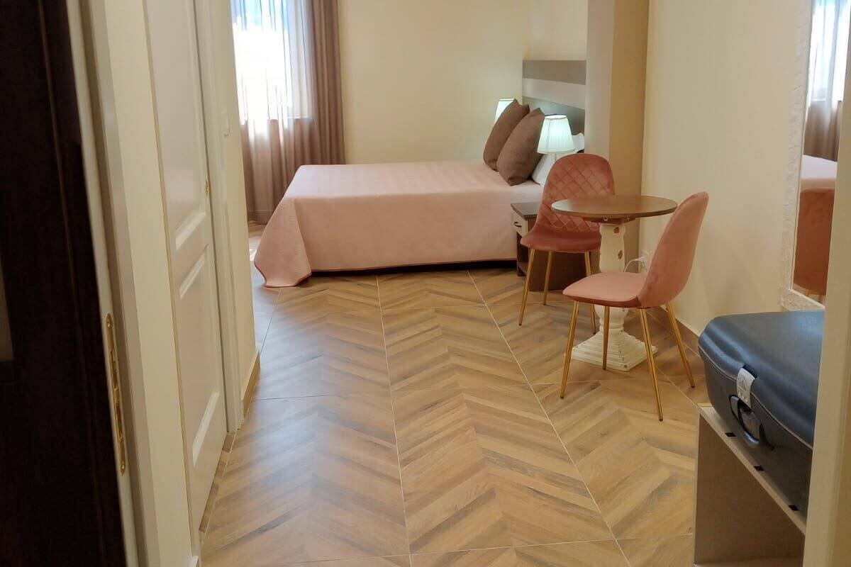 イタリアのフレッテ製シーツ、高級寝具、羽毛の掛け布団、ミニバー