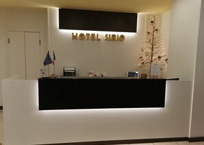 A hotel reception desk with a sign reading "HOTEL SIRIO". - Hotel Residence Sirio (Reggio Calabria)