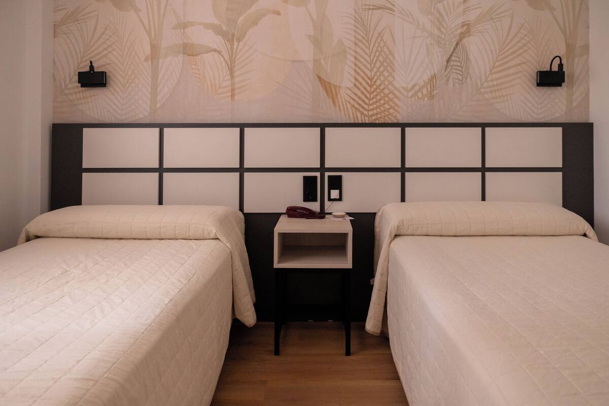 deluxe twin room | 1 bedroom, in-room safe, desk, soundproofing