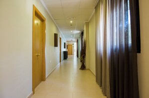 Chambre avec lits jumeaux, 2 lits doubles | Coin séjour | Télévision