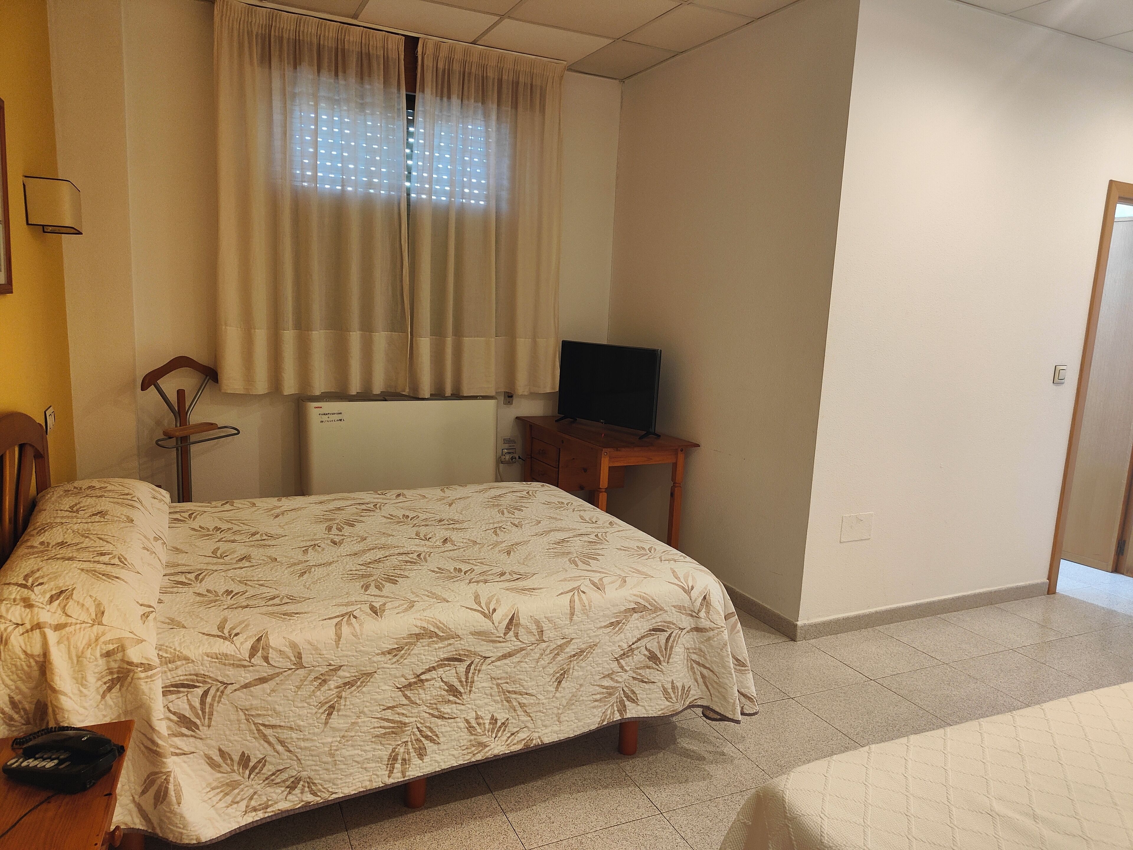 Zimmersafe, Schreibtisch, laptopgeeigneter Arbeitsplatz