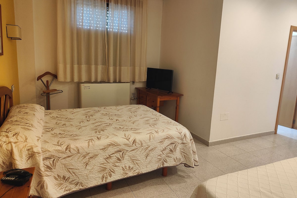 Zimmersafe, Schreibtisch, laptopgeeigneter Arbeitsplatz