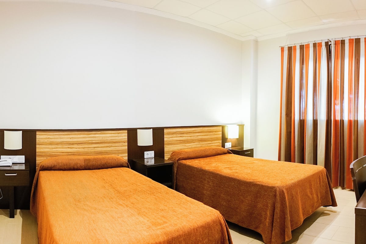 Standard-Zweibettzimmer, Mehrere Betten | Zimmersafe, Schreibtisch, laptopgeeigneter Arbeitsplatz