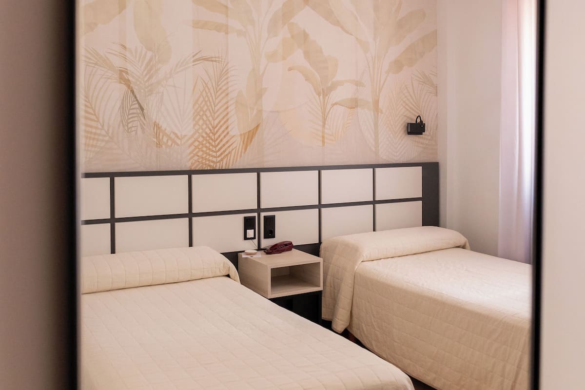 deluxe twin room | 1 bedroom, in-room safe, desk, soundproofing