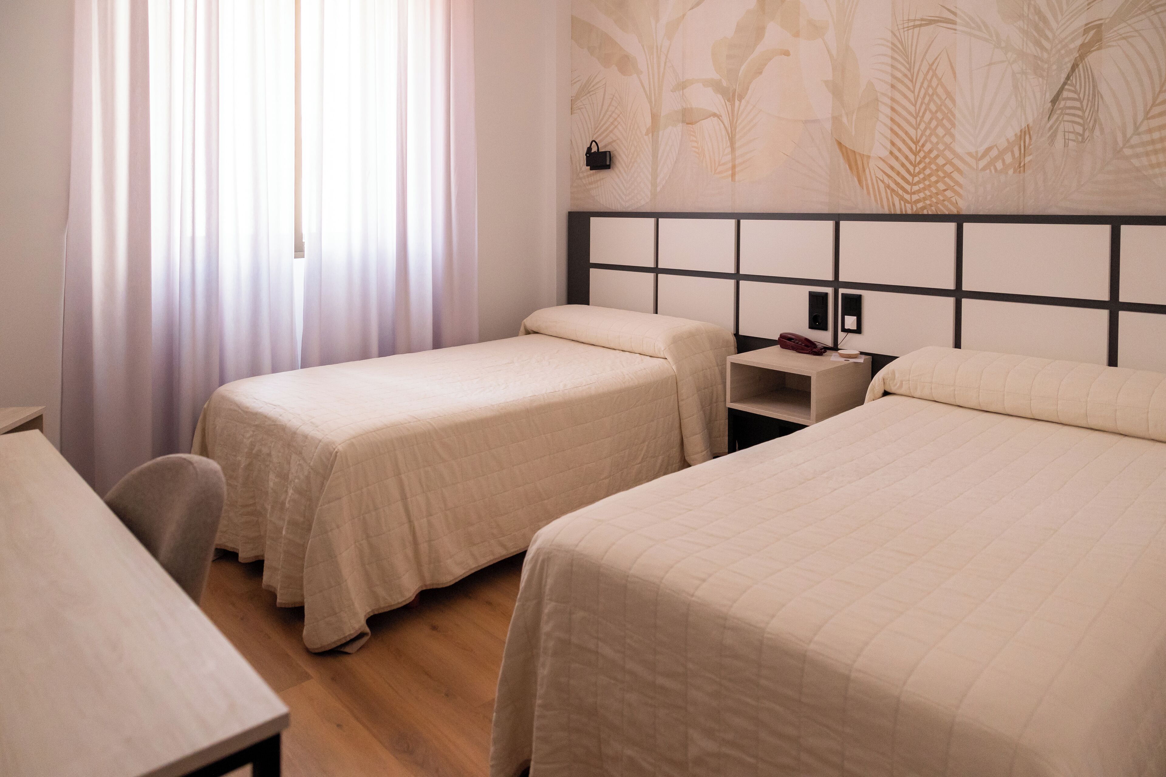 deluxe twin room | 1 bedroom, in-room safe, desk, soundproofing