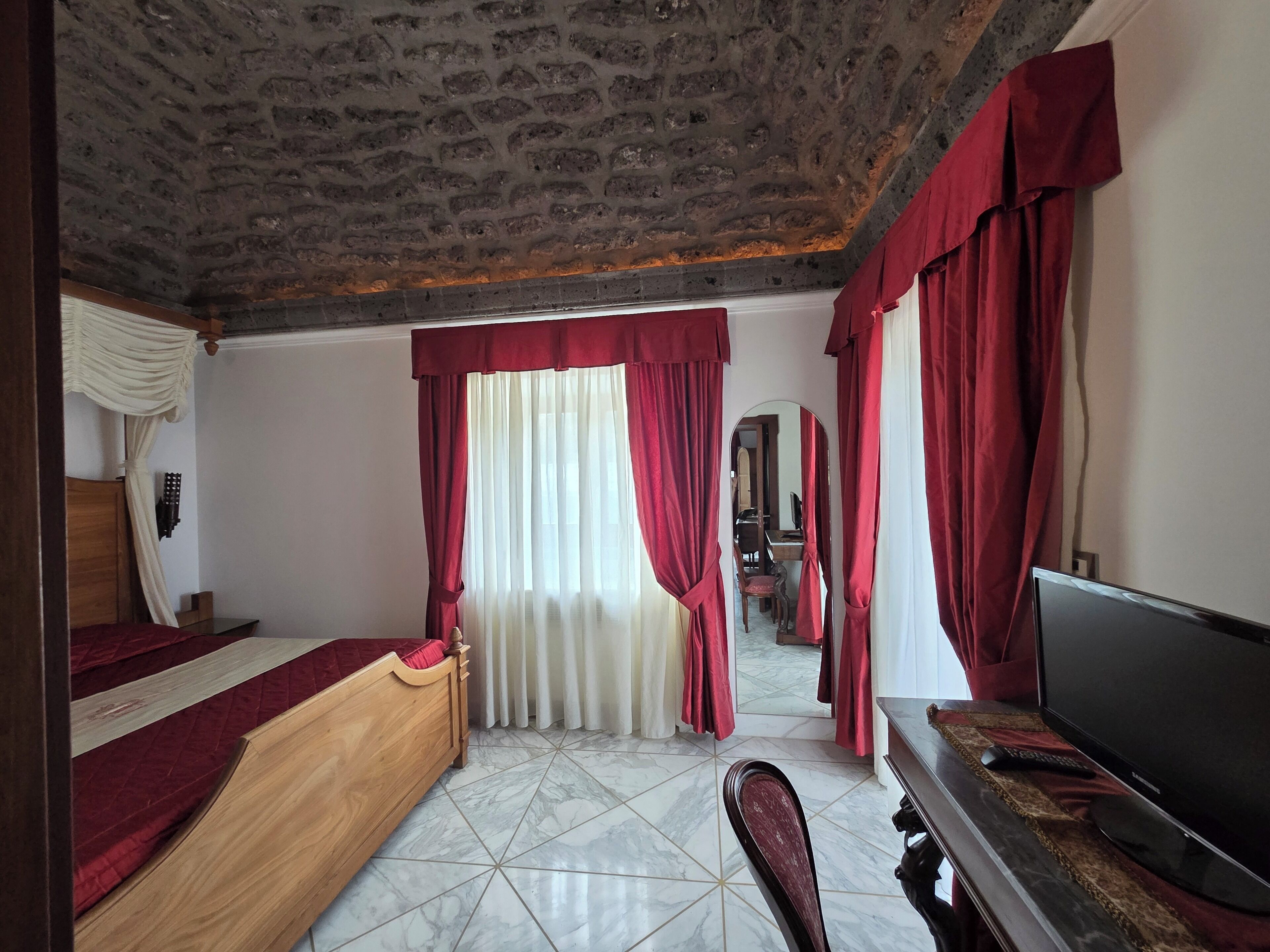 Suite Junior | Literie de qualité, minibar, coffre-fort, bureau