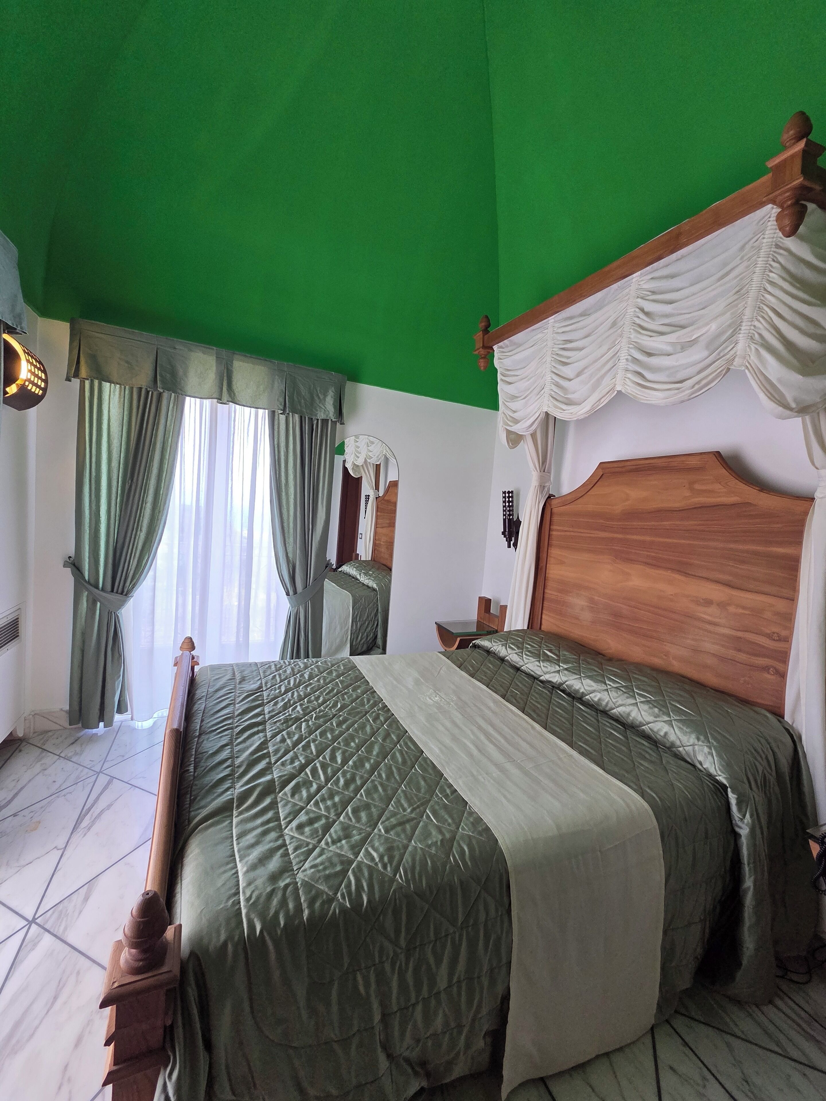 Chambre Deluxe double | Literie de qualité, minibar, coffre-fort, bureau